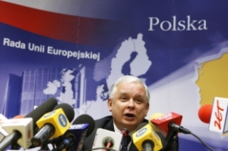 Prezident Kaczyński při posledním summitu EU.
